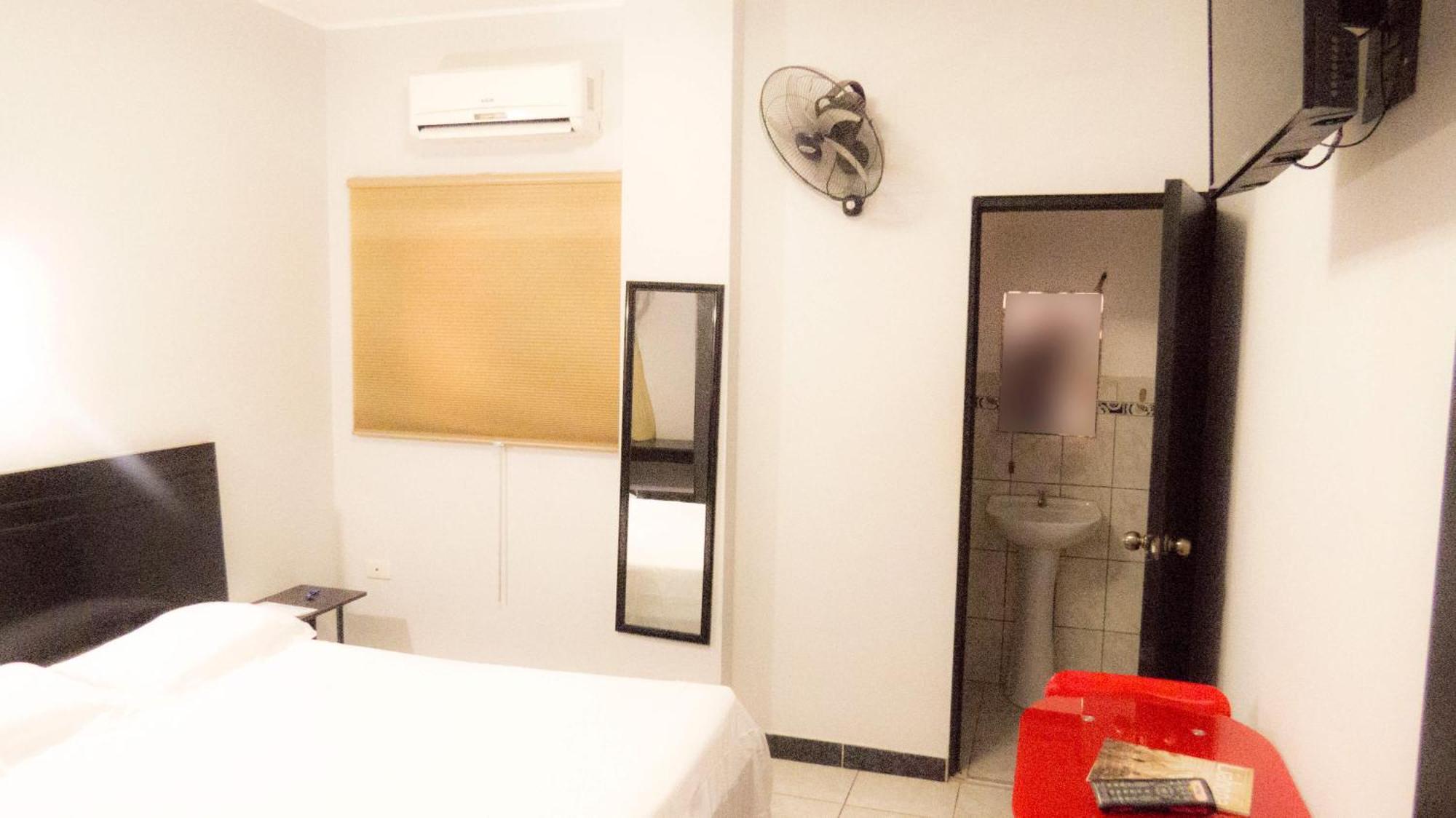 Jer`s Hostal Tumbes Exteriör bild