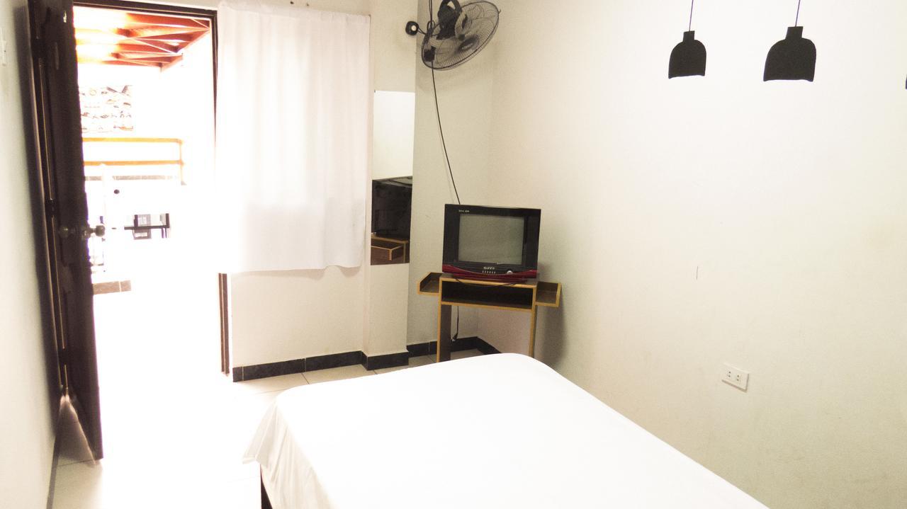 Jer`s Hostal Tumbes Exteriör bild