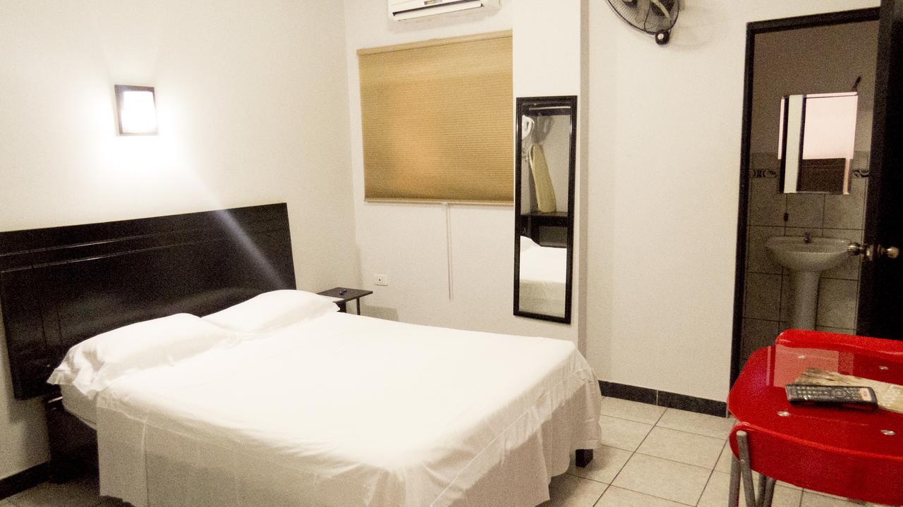 Jer`s Hostal Tumbes Exteriör bild