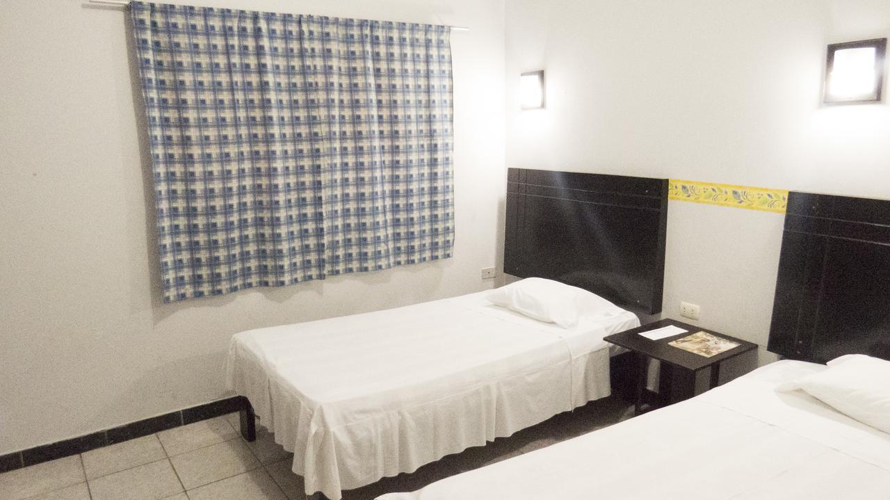 Jer`s Hostal Tumbes Exteriör bild