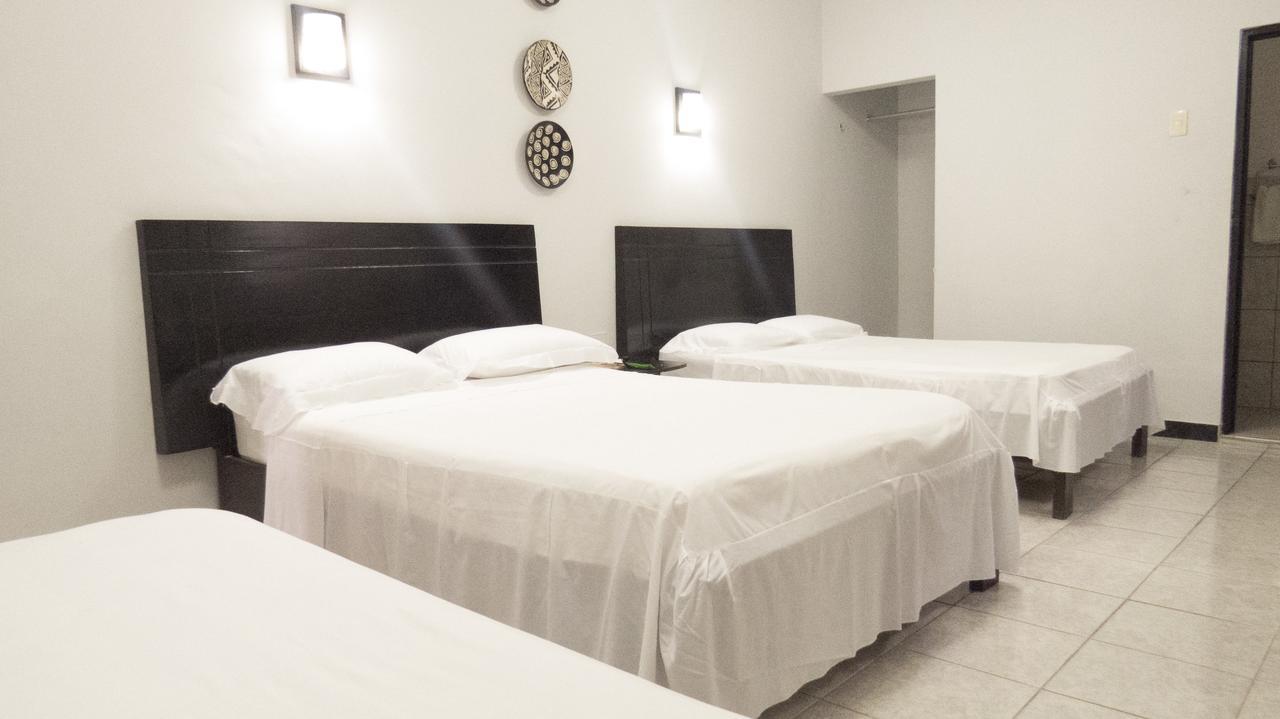 Jer`s Hostal Tumbes Exteriör bild
