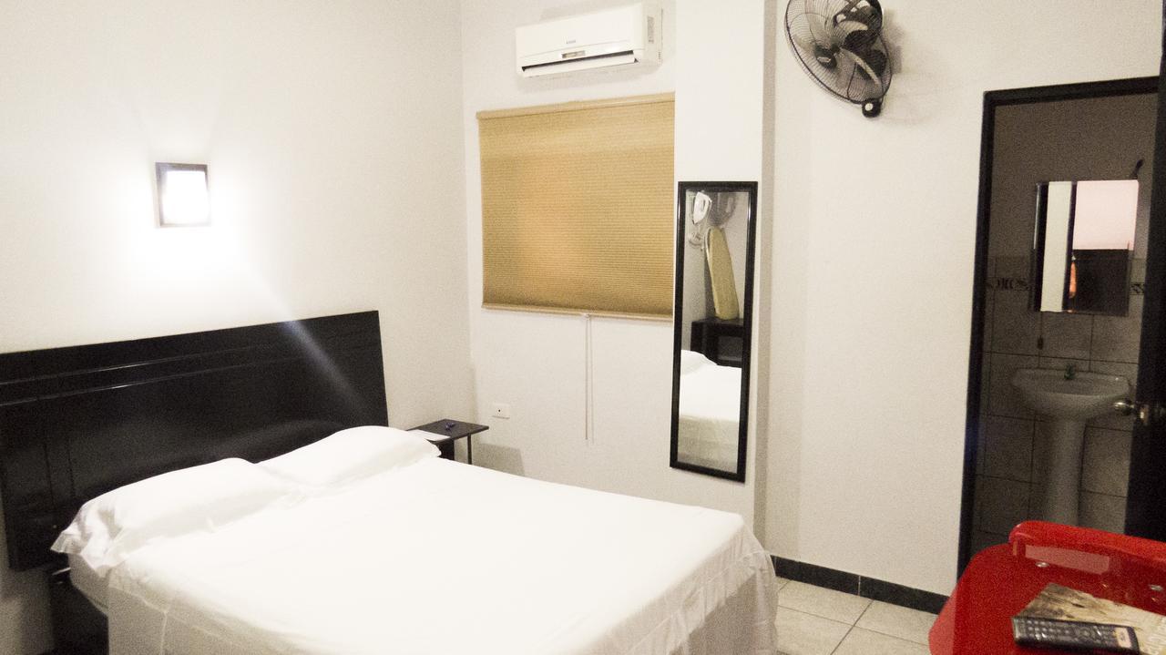 Jer`s Hostal Tumbes Exteriör bild