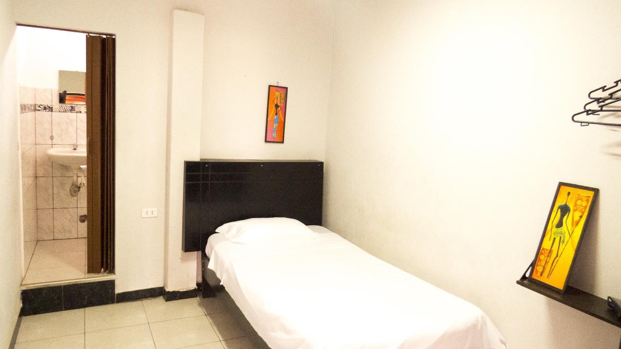 Jer`s Hostal Tumbes Exteriör bild