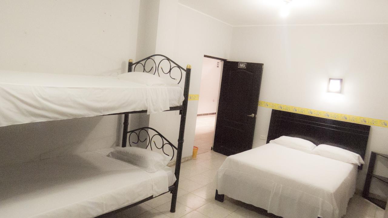 Jer`s Hostal Tumbes Exteriör bild