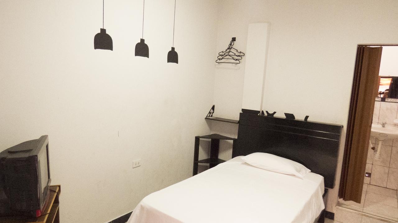 Jer`s Hostal Tumbes Exteriör bild