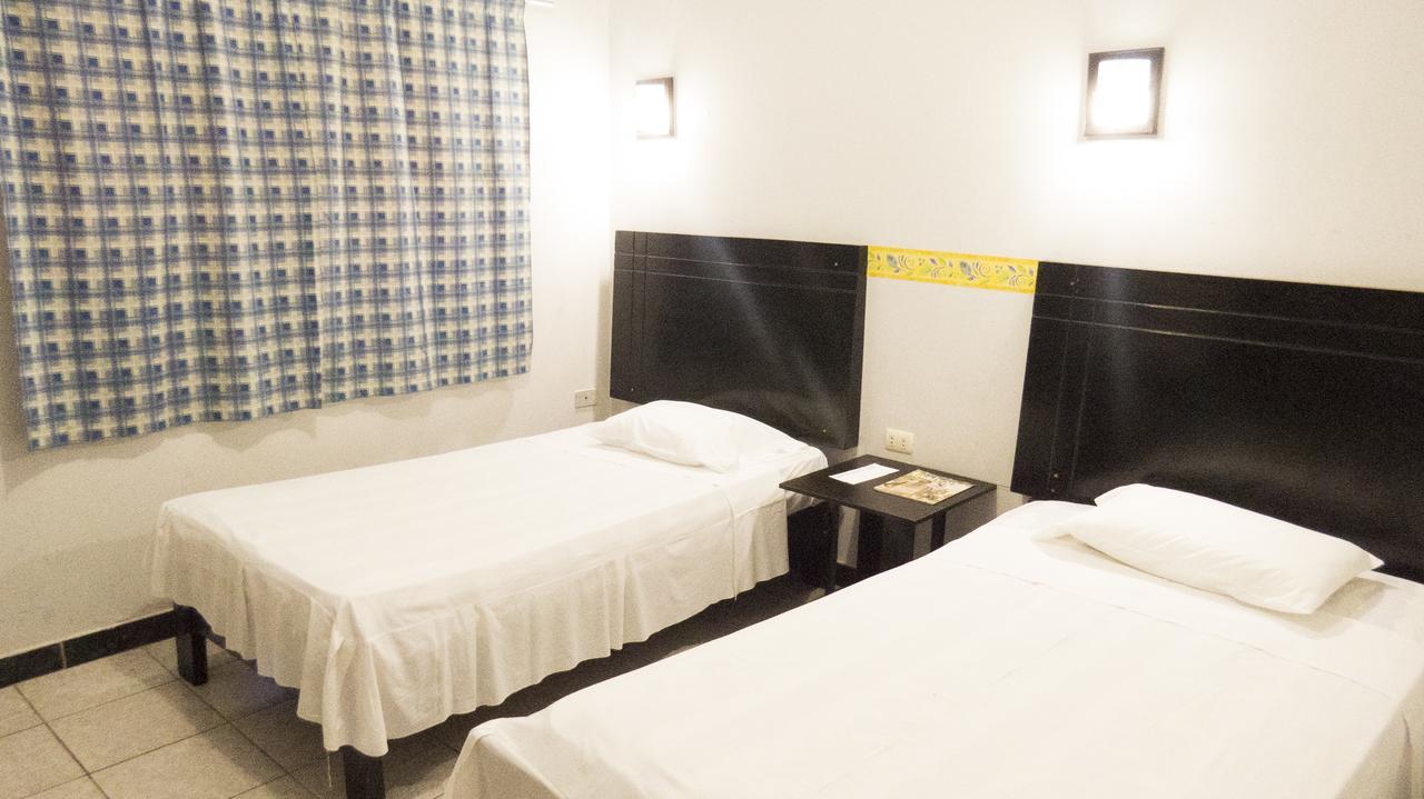Jer`s Hostal Tumbes Exteriör bild