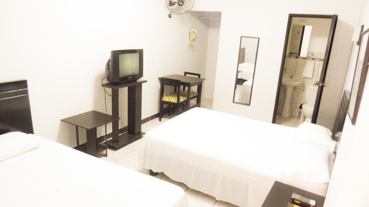 Jer`s Hostal Tumbes Exteriör bild