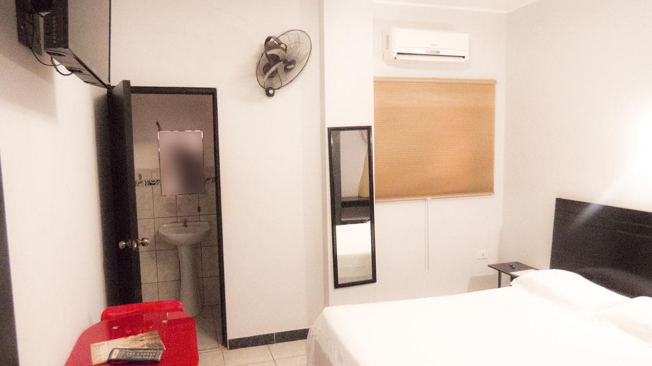 Jer`s Hostal Tumbes Exteriör bild