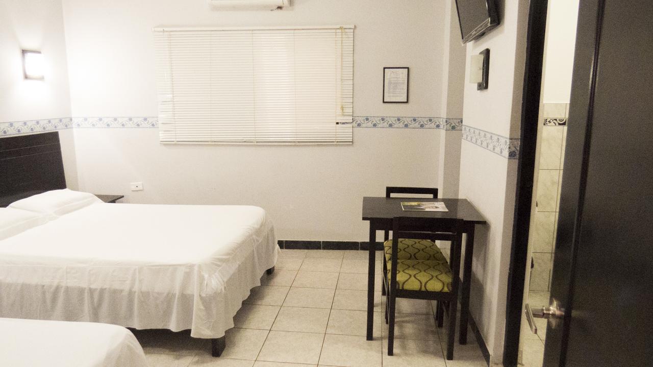 Jer`s Hostal Tumbes Exteriör bild