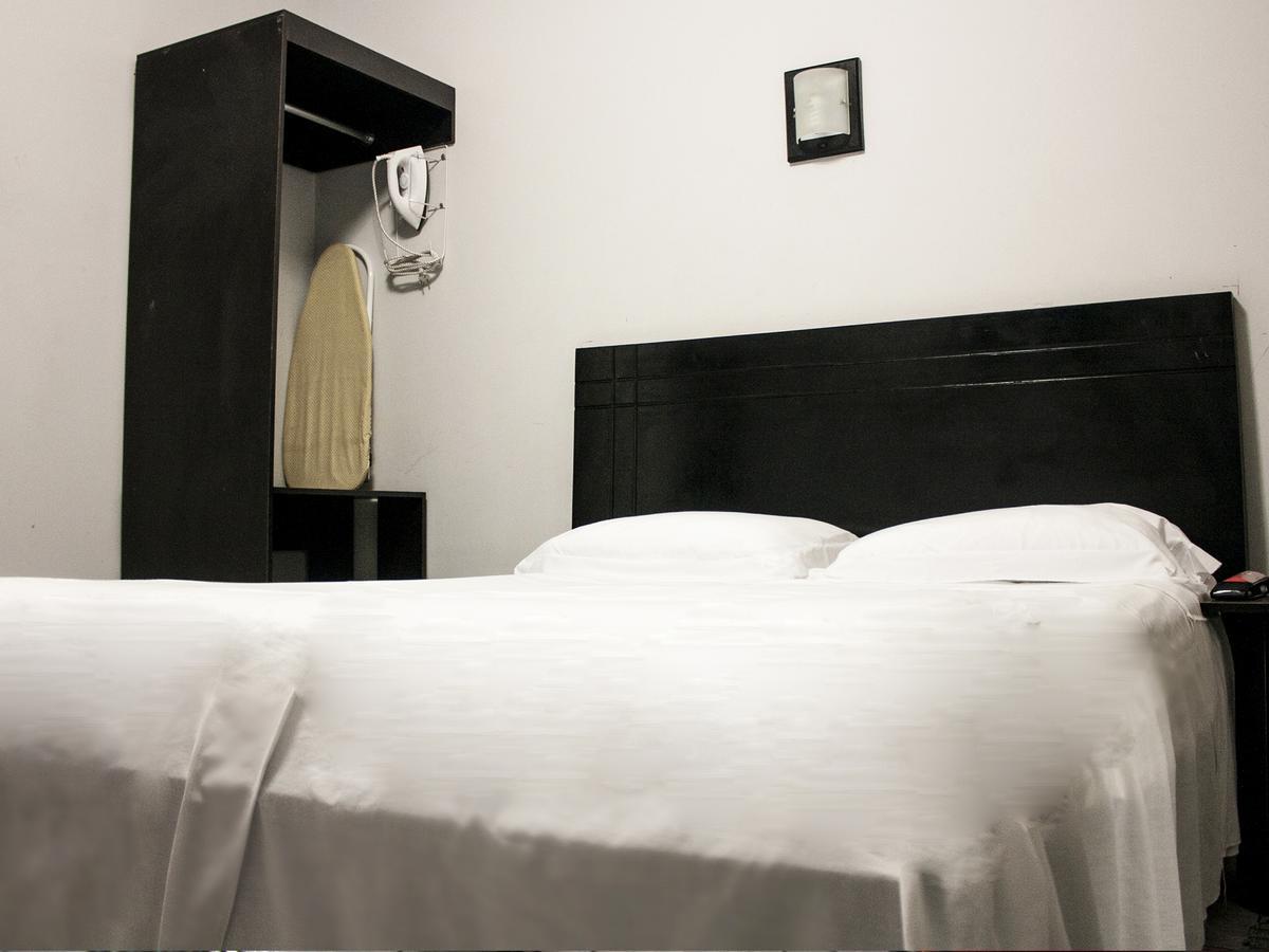Jer`s Hostal Tumbes Exteriör bild