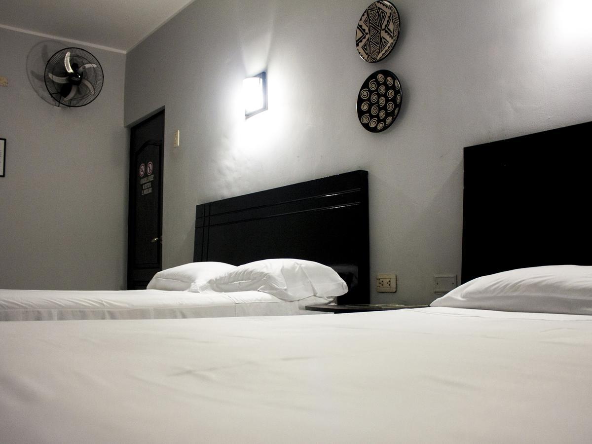 Jer`s Hostal Tumbes Exteriör bild