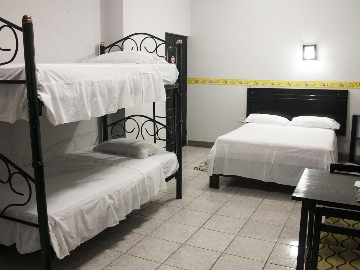 Jer`s Hostal Tumbes Exteriör bild