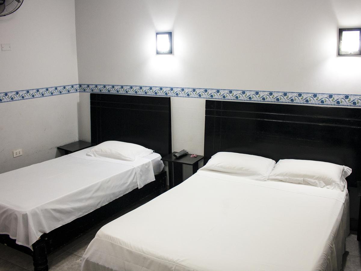 Jer`s Hostal Tumbes Exteriör bild