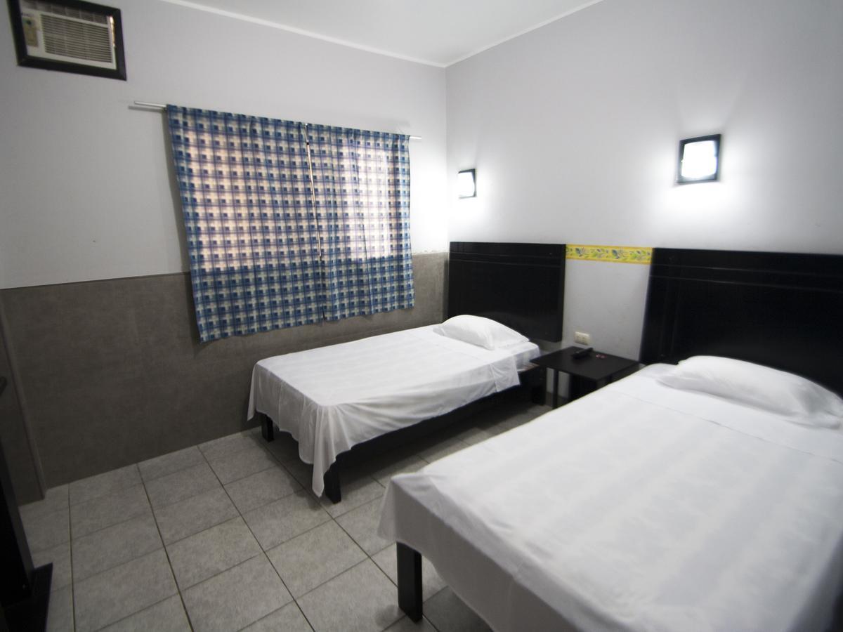 Jer`s Hostal Tumbes Exteriör bild