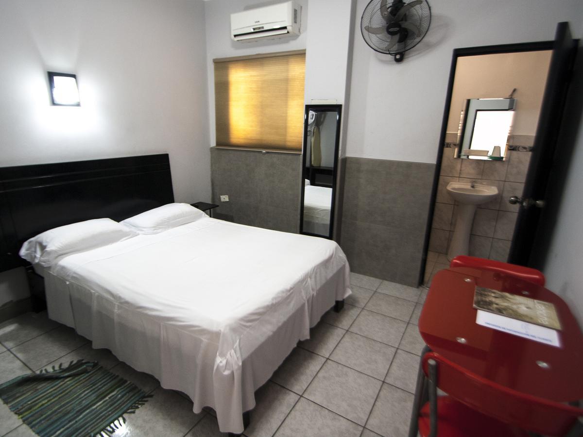 Jer`s Hostal Tumbes Exteriör bild
