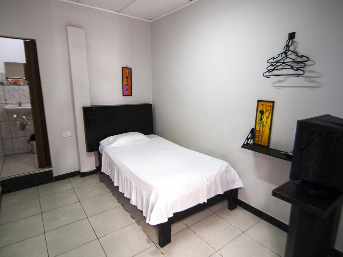 Jer`s Hostal Tumbes Exteriör bild
