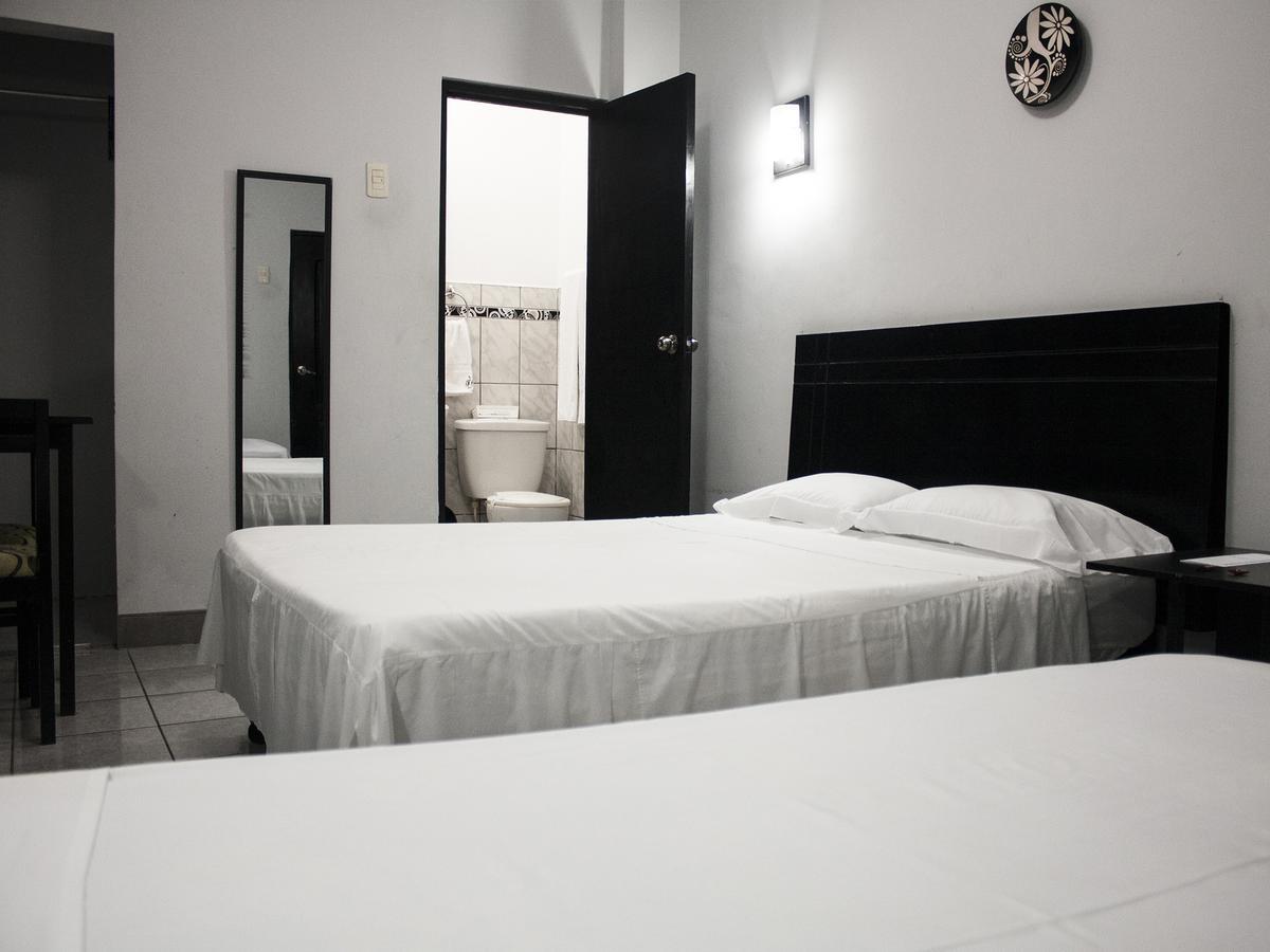 Jer`s Hostal Tumbes Exteriör bild