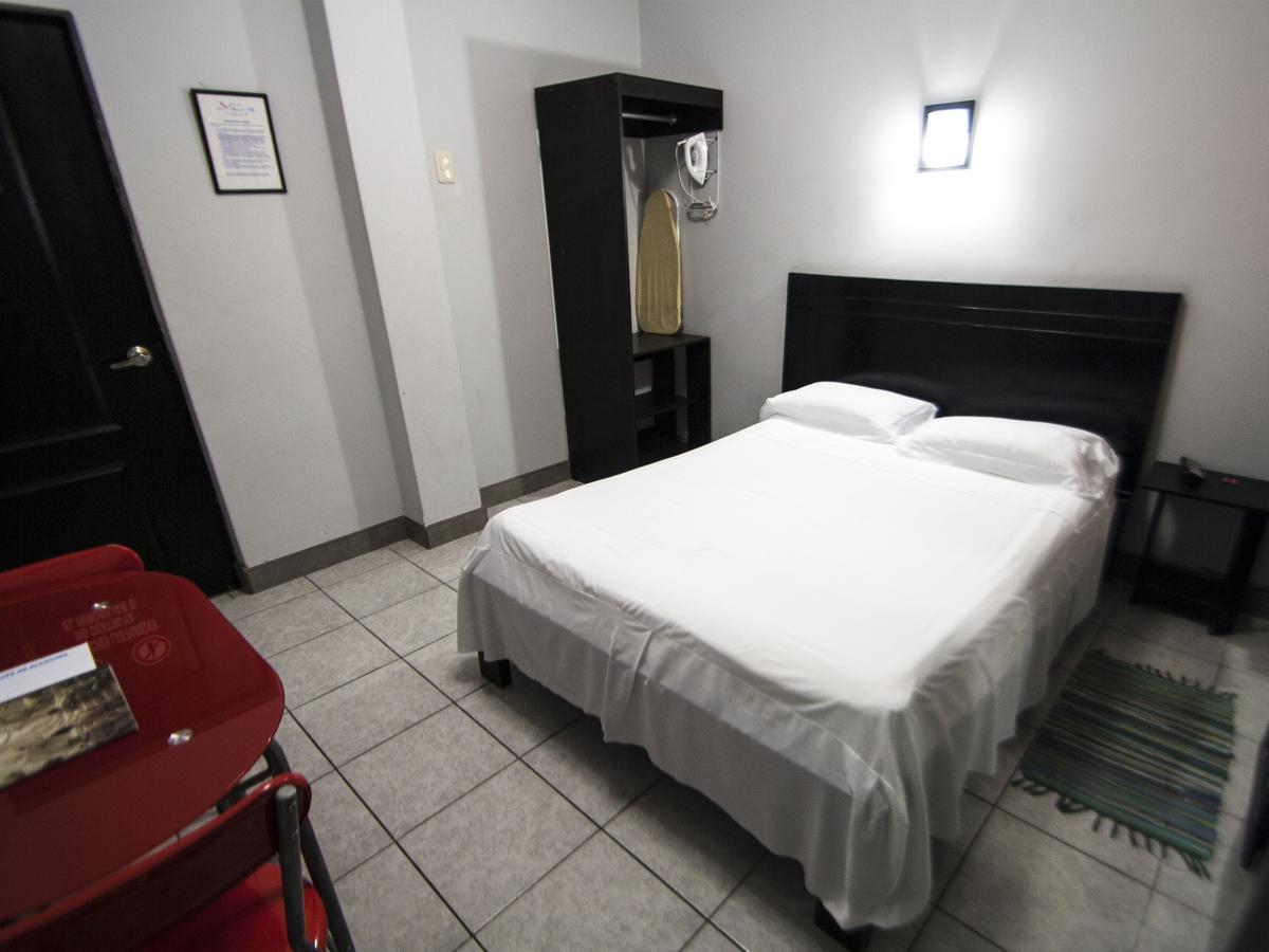 Jer`s Hostal Tumbes Exteriör bild