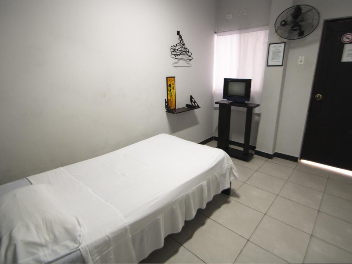 Jer`s Hostal Tumbes Exteriör bild
