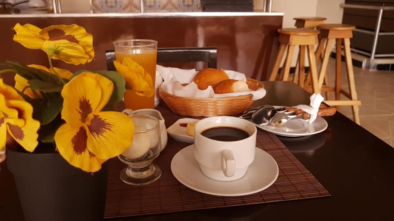 Jer`s Hostal Tumbes Exteriör bild